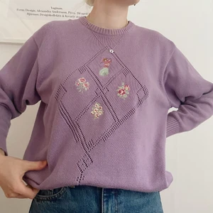 Broderad tröja - Jättesöt stickad lila tröja, med fina broderier