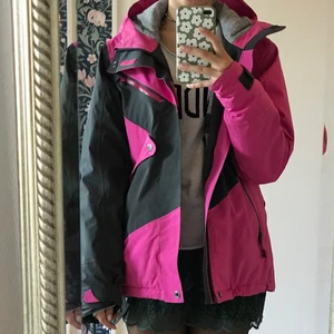 Jacka - Jätte fin skid/vinter jacka. Från cross sportswear, köpt för ett tag sen så finns inte kvar. I gott skick och knappt använd, säljer för att jag har för många jackor. Fodrad och vatten tät så passar jätte bra när man åker skidor eller snowboard på vintern. I storlek M men passar även mig som har S och förmodligen de över M. Kolla gärna in mina andra jackor!💕🙏