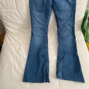 Utsvängda jeans från zara, använda en gång 