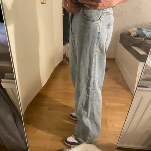 Vida byxor - Säljer 3 par vida byxor, alla är samma modell, de lägger sig perfekt över skon och sitter snyggt Stl 32-32, passar även 32-34, 300kr/st, ta alla för 750kr