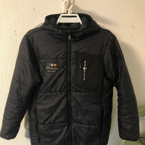 Sail Racing jacka - Säljer en fin sail racing jacka. Storlek 170. Alltså S/XS. 300kr