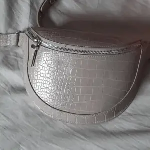Fin grå lila väska i bra skick från H&M 💗 70kr + 62 kr frakt 