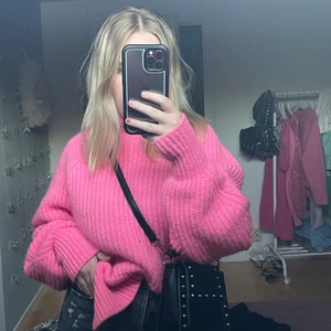 LXA stickad tröja - Buda privat! Går även att köpa direkt, buda nått direktpris! Säljer denna superfina rosa stickade tröjan från LXA, jätteskönt och inte stickigit material. Använd 1 gång så den är som ny! Bilderna är lånade! 💓💓💓 buda om fler är intresserade. Storlek XS men passar absolut större storlekar också då den är oversized! Köp direkt för 340 + frakt!