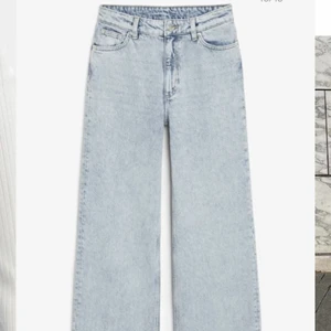 Ljusblåa jeans från monki - Jag säljer dessa monki jeans pågrund av att dem inte kommer till användning. Modell yoko från monki storlek 24. Köpta förra året för 400kr. Mitt pris är 150kr. Skriv för fler bilder. Köparen står för frakt! 