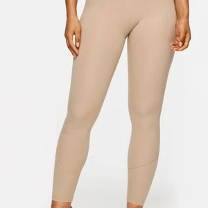 Stronger tights  - Helt nya tights från stronger säljes då jag inte trivdes i dem. Storlek S men passar M också. Ficka för mobilen baktill. 