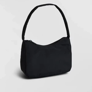 Jättesnygg väska!!!💓🤩🤩🤪🥳 - Jättesnygg väska ifrån ginatricot!💓💓 Jag säljer väskan då den inte kommer till användning. Väskan är använd fåtal gånger men är i väldigt bra skick!!💓🤩 Nypris: 249kr