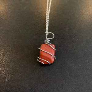 Halsband - Kristallhalsband med hängsmycke av röd jasper, 26cm kedja