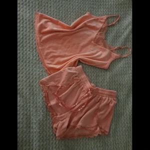 Pyjamas från hunkemöller - Alldrig använd köpt förra året storlek XS man ser färgen bra på sista bilden. Betalade 500 i butik 250 för under o 250 för över. Sammet 