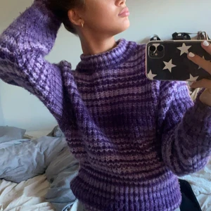 Stickad tröja  - Jag säljer denna jättefina stickade tröja från Zara! Den är i fint skick, knappt använd och jätteskön på. Jag säljer den då den inte används längre. Den är I storlek S men sitter bra på mig som är XS. Säljs för 120kr💞 Köparen står för frakt💞