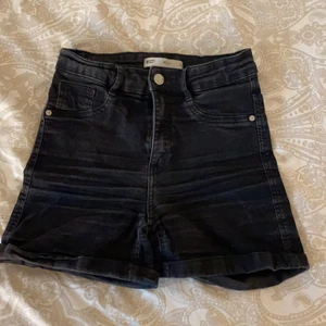 Svarta gina shorts  - Säljer ett par svarta shorts Ifrån gina tricot (Molly) alltså högmidjade. Shortsen är tvättade mycket och därav är dom gråa i färgen och därav priset.