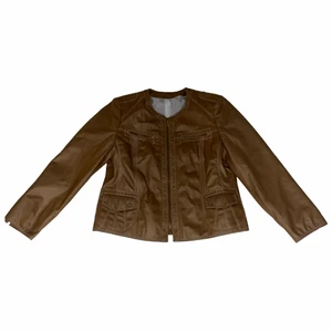 Brun pu skinnjacka - Sjukt snygg brun/beige skinnjacka i pu läder😍😍 storlek 40 ungefär