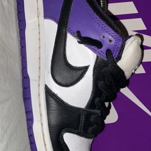 SB Dunk low court purple - Skorna är storlek 39 och har endast använts ett fåtal gånger då de är för små. Skorna är i mycket bra skick och är köpta för 2900, men säljs för endast 1100.