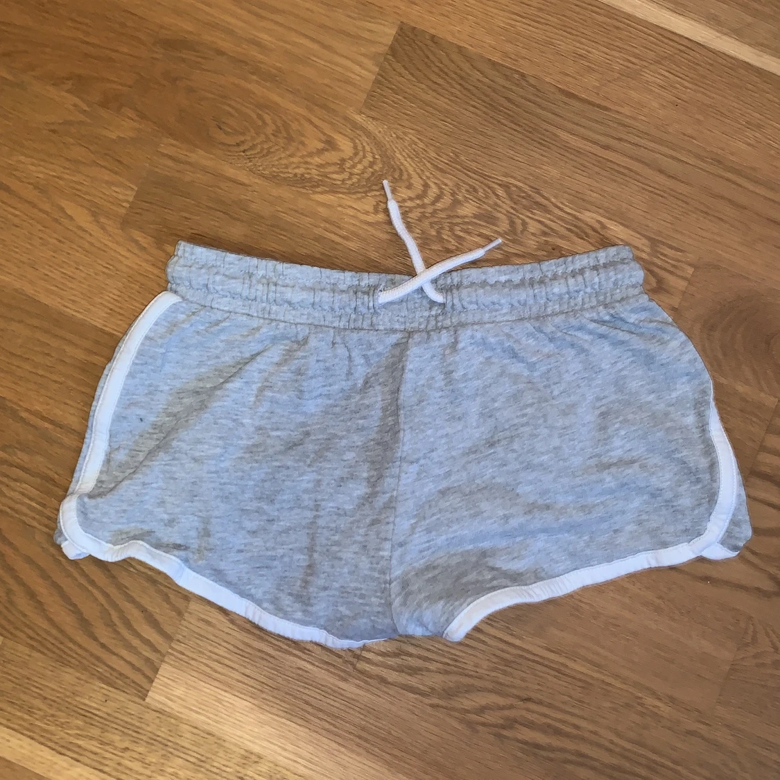 Korta gråa shorts