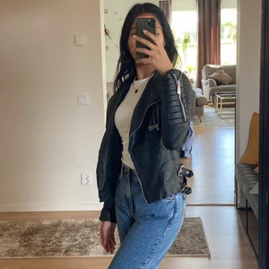 Skinnjacka  - Skinnjacka som jag inte har användning för längre. Säljer även byxorna i ett annat inlägg! 