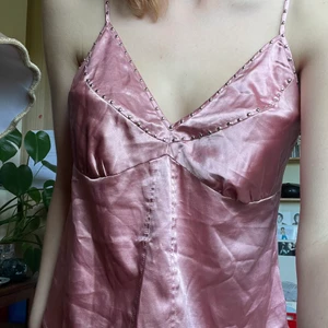 Rosa linne - Jättefint rosa linne o silkesmatrial som tyvärr inte kommer till användning. Storlek 42! Frakt tillkommer🫀