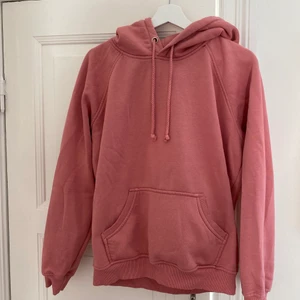 Hoodie i storlek S - Rosa Hoodie ifrån bikbok i storlek S, passar också för M då den är lite stor i storleken.