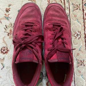 Röda Reebok skor i väldigt bra skick, inga flaws, storlek 44,5