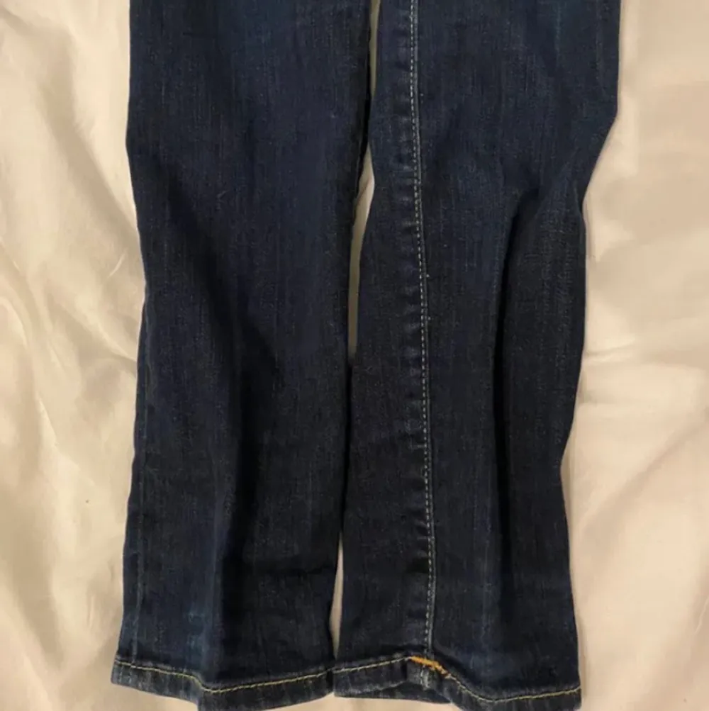 Ett par jätte fina lågmidjade True religion jeans köpta här på Plick, jag är 168 och de var bra i längden osv. Säljer pga inte riktigt min smak. Satt tyvärr inte bra på mig därför inga bilder💓. Jeans & Byxor.