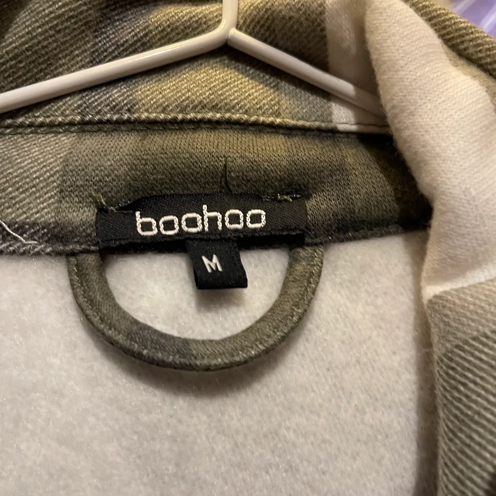 Knappt använd jacka från bohoo, säljer pga att den inte kommer till användning 💓 . Jackor.