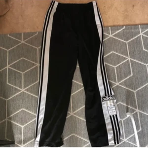 adidas popper pants  - pga oseriös köpare lägger jag ut denna igen, Adidas ”adibreak” pants, använda ganska mycket men de är fortfarande i väldigt bra skick, lite nopprig på vissa ställen, men märks knappt. Nypris 700kr. kan mötas upp i Göteborg. buda vid intresse 💓