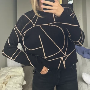 Stickad från MQ - En jätte fin stickad tröja från MQ i svart och beige i storlek M. Använd några gånger men det är få så är ny skick, ny pris ca 800kr!💗 Köparen står för frakten 💗🤍