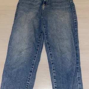 Blåa jeans från Gina tricot! Storlek 38. - Fina blåa jeans från Gina i bra skick och sitter fint på kroppen! Köparen står för frakt!