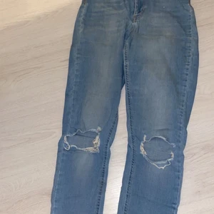 Ljusblåa Molly jeans från Gina Tricot!  - Fina jeans från Gina med hål i knäna. De sitter bra och tight och är i bra skick. Köparen står för frakt! 