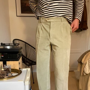 Ljusgröna/Beiega Manchesterbyxor - Ett par härliga vintage manchesterbyxor i riktigt härligt ljust corduroy-tyg