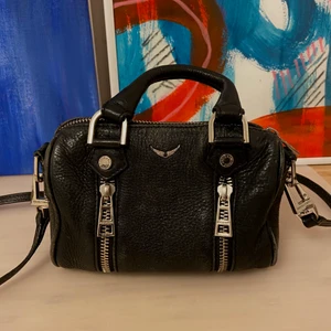 ZADIG&VOLTAIRE SVART LÄDER VÄSKA - Äkta läder ZADIG&VOLTAIRE väska. Köpt 2017. Nypris 2800. Tillkommer axelrem med ”ZADIG&VOLTAIRE” stämpel, finns även inuti väskan. Köpt i deras butik i Stockholm. Gott skick! Pris elr bud. Går även att skicka.