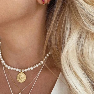Safira guldhalsband - Safira x Petra Tungården 18k guldhalsband! Jättefint pärlhalsband med guldbricka fram🤎 nypris 799kr, och eftersom den inte går att få tag på längre säljer jag den för 500kr men priset kan diskuteras, köparen står för frakten!🤍