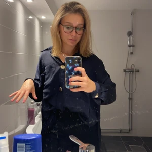 Oversize skjorta från Gina 34 - Så så SÅ najs skjorta från Gina som inte längre säljs. O ett silkes material. Den är mörkblå och passar allt ifrån en 34-38 skulle jag säga eftersom den är STOR!!! Superfin!