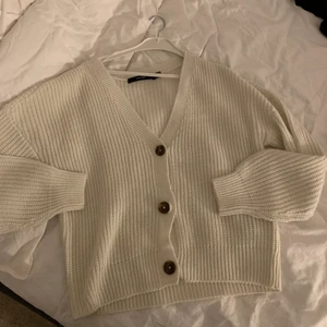 Snygg kofta - Säljer denna populära fina kofta från Vero Moda. Använd vid 1 tillfälle, som nyskick! Storlek M (passar S också). Fråga om de något ni undrar över💕💕💘