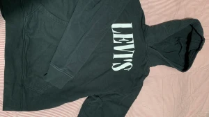 Tjocktröja  - Min favorit tjocktröja från Levis! Jätte skön, bra passform då den är lite stor❤️Skriv för fler bilder