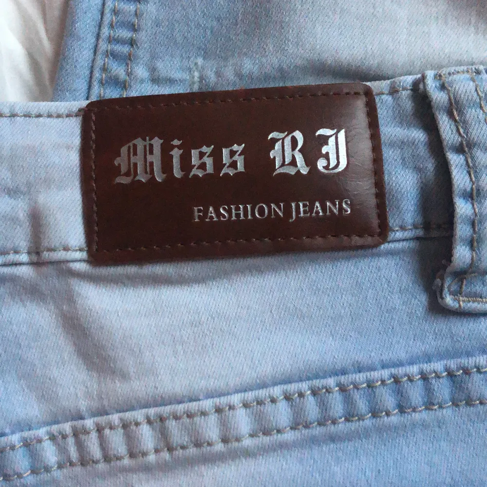 Snygga lågmidjade jeans som är använda fåtals gånger. Strlk 42/xl men är försmå för mig då jag har strlk 36, så jag skulle säga att det är strlk 34🤍🤍 ni får helst hämta dom eller mötas i Göteborg . Jeans & Byxor.