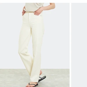 Raka beige/vita jeans - Jeans från bikbok i strl 28 endast testade då dem ej passade 
