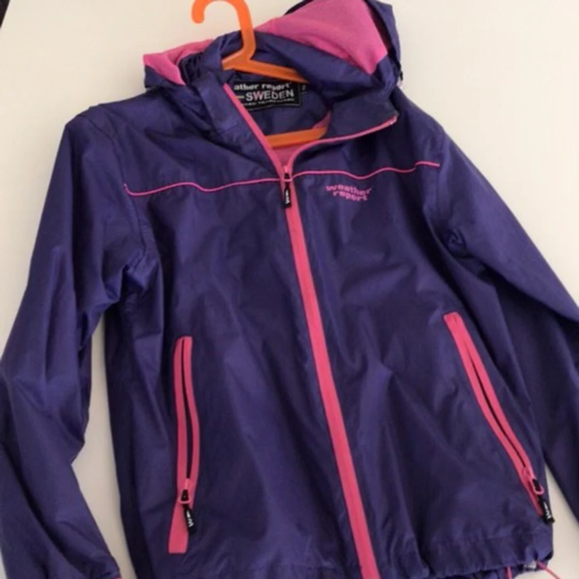 Lila och rosa regnjacka