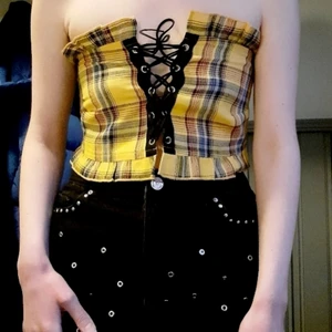 Topp - Ursnygg rutig topp😍Kommer dessvärre ej till användning för min del så säljes därför. Jag skulle säga att toppen passar både på: XS, S o M då den har snörning framtill man kan knyta själv och stretchigt resårtyg baktill. Frakt: 45:- med postnord S-emballage, eller 51:- spårbart, eller 26:- med frimärken🌷