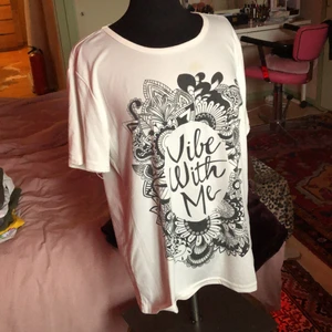 Tshirt - Endast testad, men det har kommit en fläck på den som knappt syns mellan hals och trycket på magen. Den är såååå mjuk!☀️ det står xl, men passar en m perfekt, passar nog en L med imed den är så mjuk och stretchig. Har ej testat tvätta den så vet ej om fläcken går bort eller ej. Därav priset ☺️