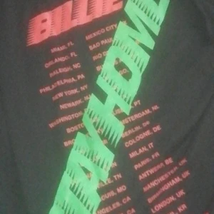Tröja från billie Eilish - Denna tröjan e med i billie elilsh merch, har används ett par gånger(vet inte exakt) frakten ingår i priset 💕storlek L (jätte skön stor😍) bara att skriva privat om du e intresserad 💕💕