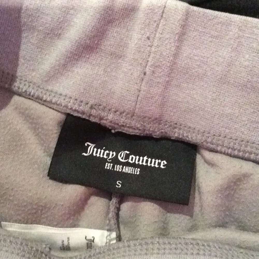Super fina och sköna juicy couture byxor. Använda max två gånger då jag har två. Har inga fickor eller text där bak men super snygg färg😻Nypris: 1000kr mitt pris: 300!!!. Jeans & Byxor.