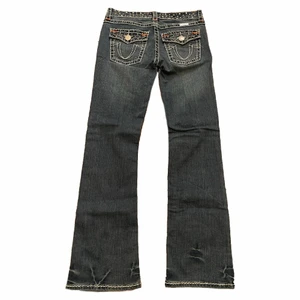 Y2k jeans - Sjukt snygga blå y2k jeans som liknar true religion med bling bling och detaljer på fickorna😍 storlek us 9, lågmidjade med bootcut och passar en storlek 36 perfekt❗️❗️