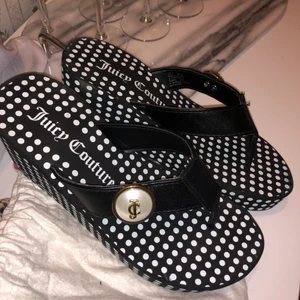 JUICY COUTURE skor / klackskor  - Super gulliga juicy couture skor i nyskick. Kanske inte säsong för dessa just nu men går o ha nästa sommar 😉. Storlek 36. Frakt ingår i priset
