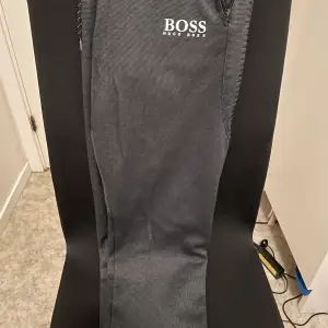 Hugo boss byxor från boozt. Använda tiotal gånger men är hålfria eller liknade. I storlek S obs!!! Män storlek. 