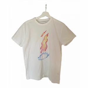 Our Legacy t-shirt - Högt efterfrågad T-shirt från Our legacy. Storlek 46 (small) men passar S-M. Riktigt fet o skick 8/10 (general wear, DM). Fri frakt eller meetup i GBG.