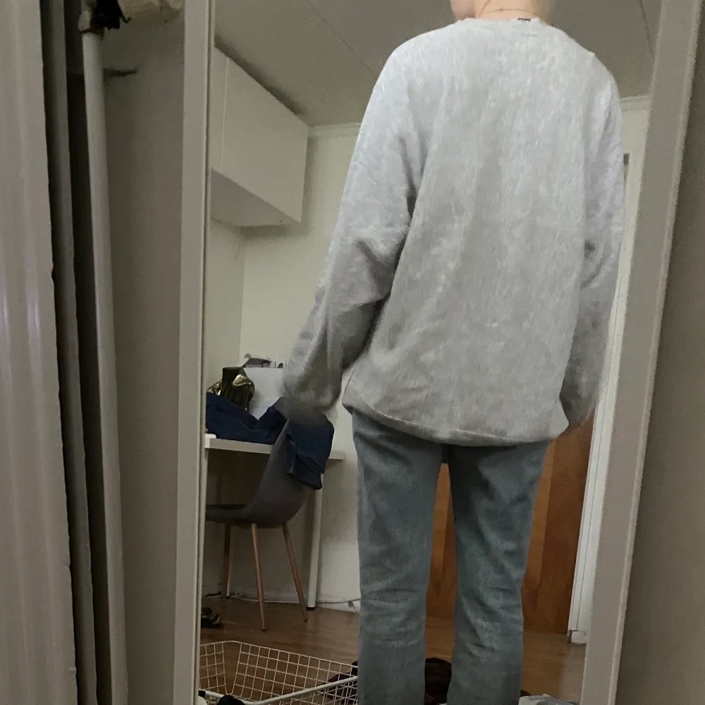 vintage sweatshirt med harvard tryck i storlek XL (väldigt oversized med andra ord). den är från början från lee jeans men jag köpte den på beyond retro för några år sedan. vid intresse skriv privat. om fler är intresserade så blir det budgivning. köparen står för frakt. tvivla inte på att skriva i kommentarerna eller på DM vid frågor!😝💓💓. Tröjor & Koftor.