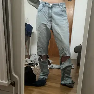 jeans från calvin klein med hål vid knäna. på lappen står det att de är i storlek 12 men jag skulle uppskatta att de är ungefär storlek 38-40. hon på bilden bär storlek 34 i vanliga fall och är 163 cm. vid intresse skriv privat. om fler är intresserade så blir det budgivning. köparen står för frakt. tvivla inte på att skriva i kommentarerna eller på DM vid frågor!😝💓💓