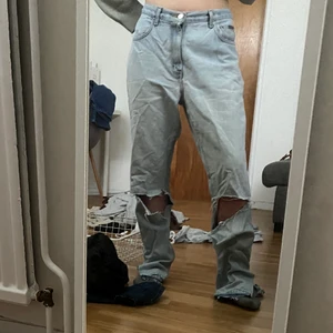 Calvin Klein jeans i 90-tals hiphopmodel - jeans från calvin klein med hål vid knäna. på lappen står det att de är i storlek 12 men jag skulle uppskatta att de är ungefär storlek 38-40. hon på bilden bär storlek 34 i vanliga fall och är 163 cm. vid intresse skriv privat. om fler är intresserade så blir det budgivning. köparen står för frakt. tvivla inte på att skriva i kommentarerna eller på DM vid frågor!😝💓💓