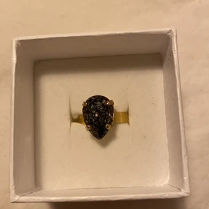 Caroline Svedbom - Mörkgrå/svart ring från Caroline Svedbom. Använd cirka 2 gånger pga använder ej smycken. 