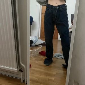 Asballa jeans från cheap monday - mörkblå jeans med rosa detaljer och slits från Cheap Monday. jag skulle säga att jeansen är i storlek 38 och sitter lågmidjat på de med storlek 34-36 (se bild). det finns även 2 knappar i midjan som gör att de är justerbara och kan passa upp till storlek 44. jeansen är väldigt långa (hon på bilden är 163 cm). vid intresse skriv privat. om fler är intresserade så blir det budgivning. köparen står för frakt. tvivla inte på att skriva i kommentarerna eller på DM vid frågor!😝💓💓