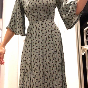 Cissi & Selma-klänning, modell Greta - Denna produceras inte längre! Långklänning i superskönt material och fantastiskt mönster med dansande flickor. Storlek XS, men luftig och justerbar i midjan med det insydda bandet. Nypris 1200kr. Säljes nu för 700kr (inkl. frakt, eller hämtas på Södermalm). Katt finns i hemmet!